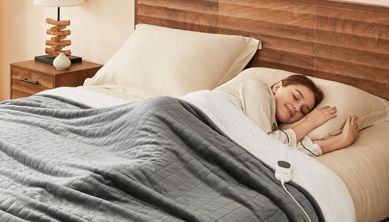 This Cozy Electric Blanket Is 40% Off on Amazon Right Now - Bargain Hunter