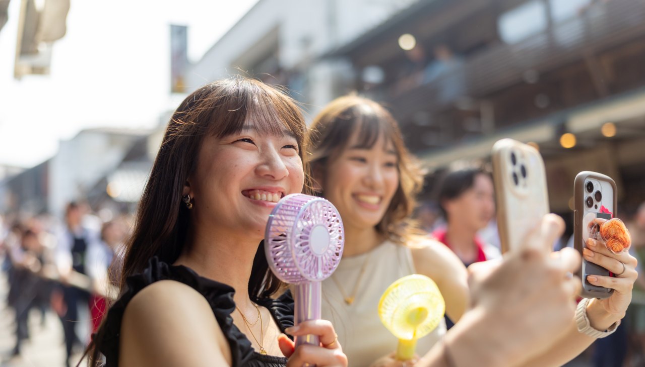 People Using Handheld Fan 8 Handheld Fans That'll Keep You Cool During Festival Season - Bargain ...
