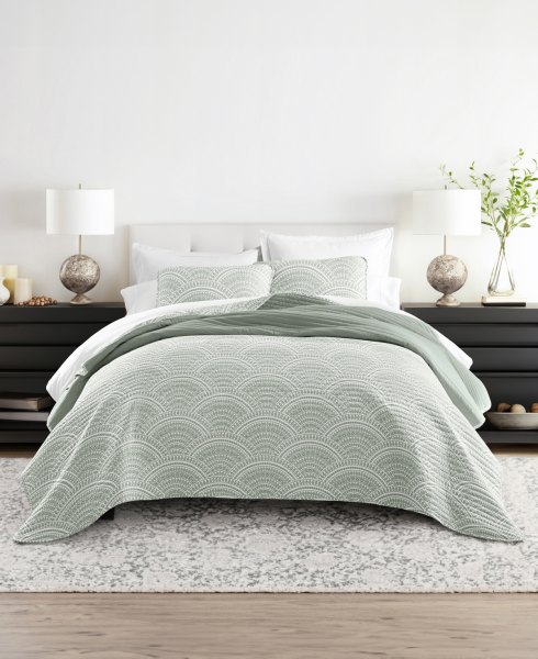 ienjoy Home Scallop Reversible 3-Pc. Lightweight Quilt Set, King/California King - Eucalyptus
