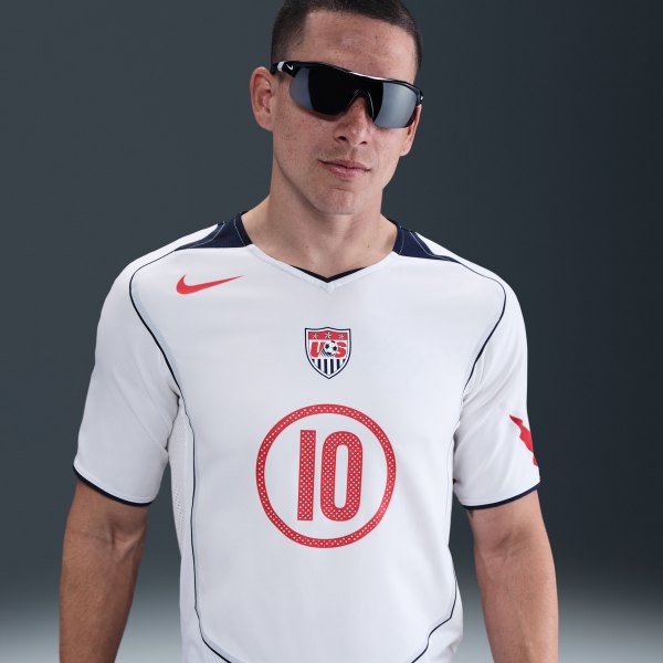 Landon Donovan USMNT 2004 Total 90 Reissue Nike Mens Soccer Replica Jersey in White | IF2944-100